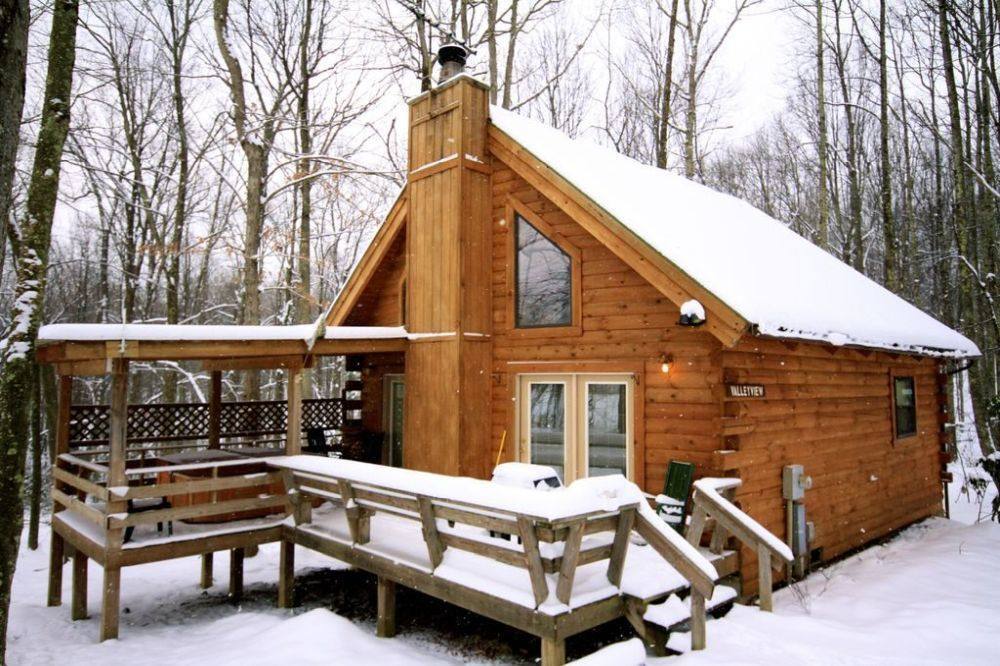 Valley View Cabin Outside in Winter Snow